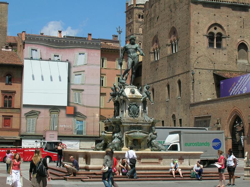 DSCN1594.JPG - The Fontana del Nettuono (1564) in the Piazza Maggiore with the Basilica