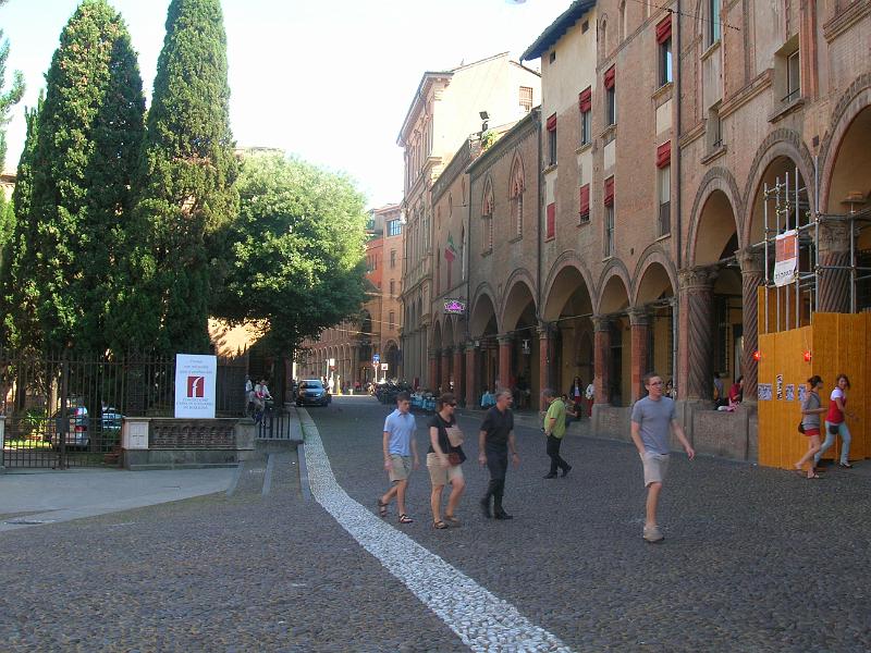 DSCN1636.JPG - street scene in Bologna