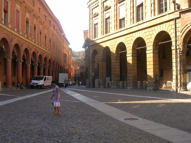 DSCN1637.JPG - street scene in Bologna