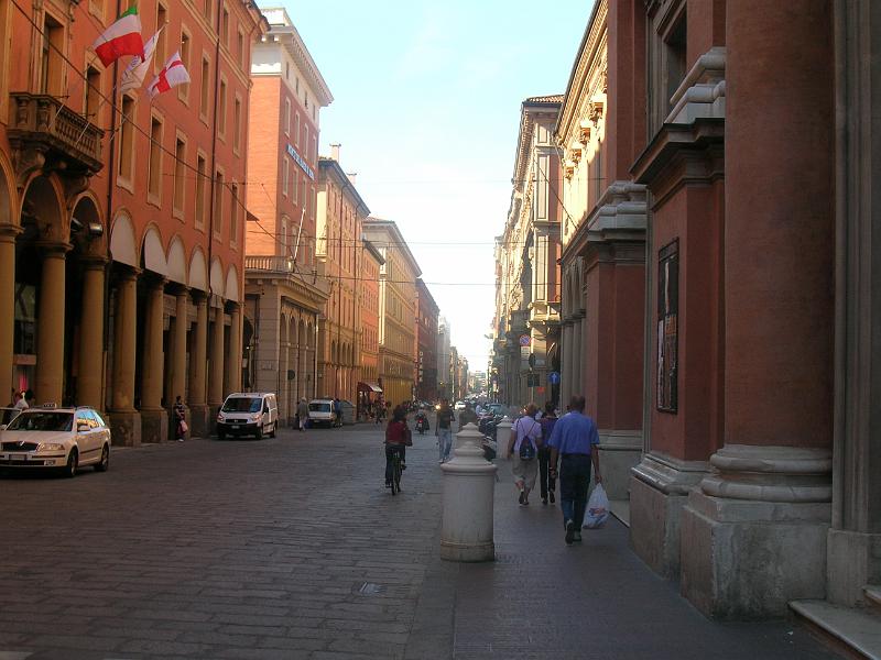 DSCN1638.JPG - Street scene in Bologna