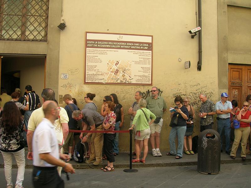 DSCN1640.JPG - a line outside the Academie -- a museum that contained Michelangelo's David. No photos allowed inside.