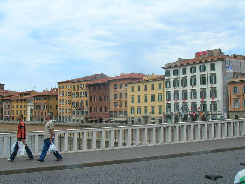 DSCN1712.JPG - crossing a bridge on the Arno river