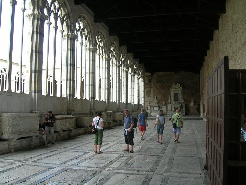 DSCN1846.JPG - The inner courtyard is surrounded by elaborate rounded arches.