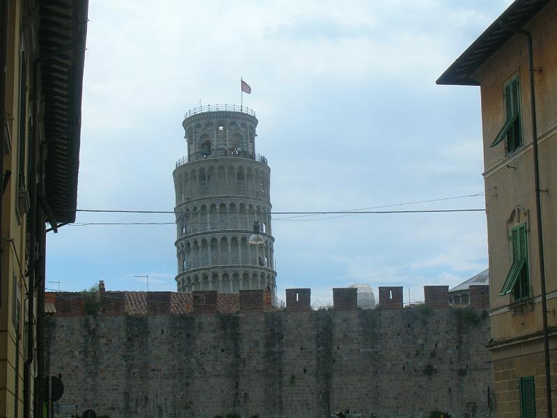 DSCN1726.JPG - Certainly one of the most famous things in Pisa is the bell tower to the Cathedral