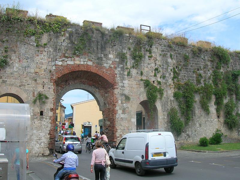 DSCN1721.JPG - Entering through one of the old gates in the city wall