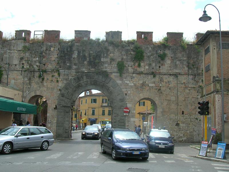 DSCN1723.JPG - The walls began in 1154, and the main entrance was within the grounds of the Cathedral