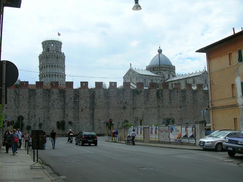 DSCN1727.JPG - The tower and the cathedral over the old city wall