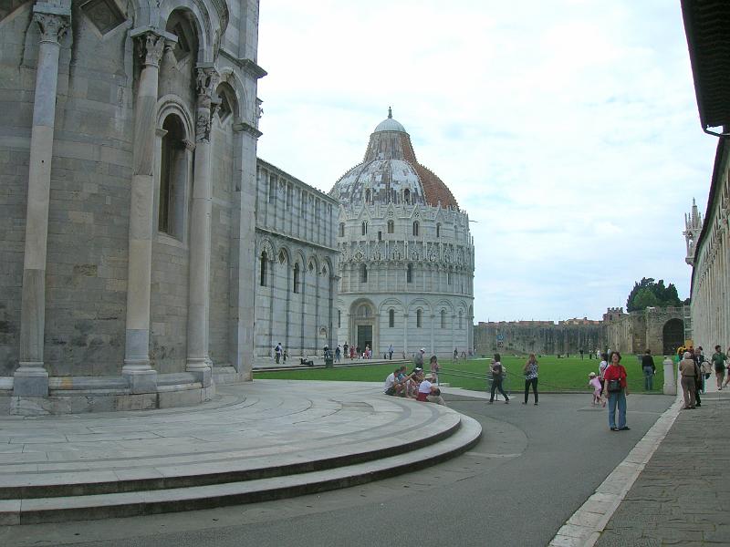 DSCN1738.JPG - The round Baptistry in back is a separate building