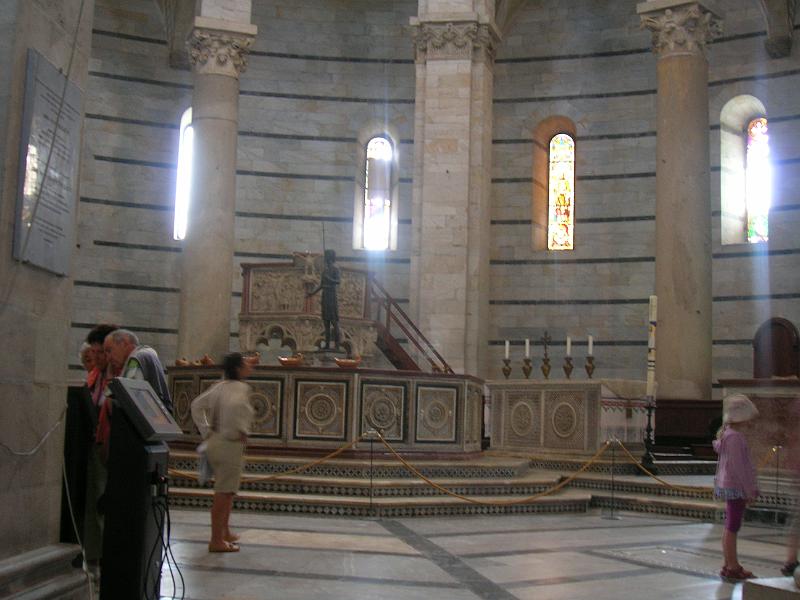 DSCN1753.JPG - This is the largest Baptistry in Italy, with a circumference of 107 meters.