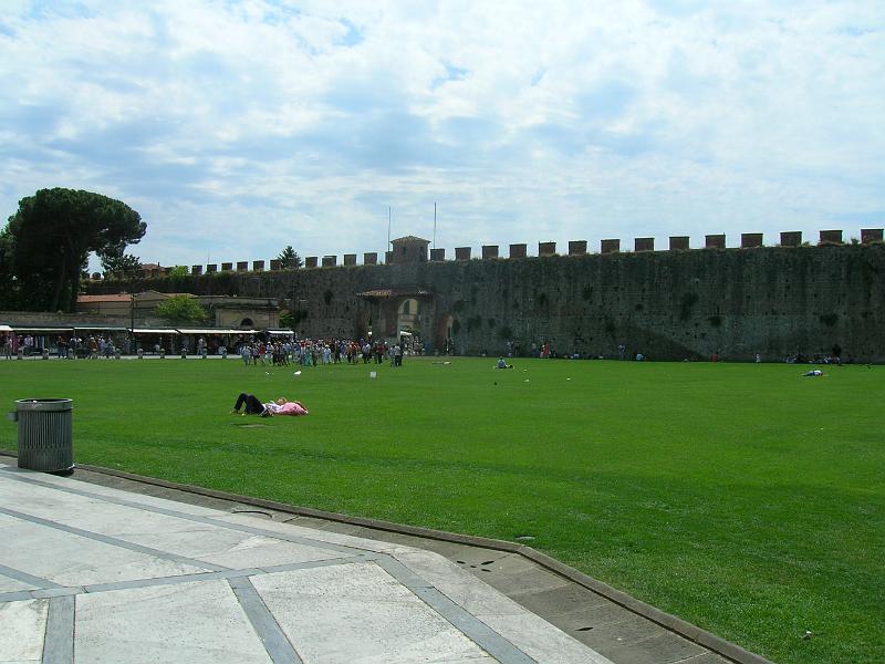 DSCN1788.JPG - from the baptistry across the expansive lawn towards the wall