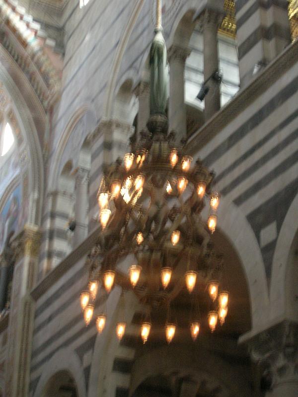 DSCN1797.JPG - Chandelier in the Cathedral -- from this chandelier Galileo figured out pendulum theory