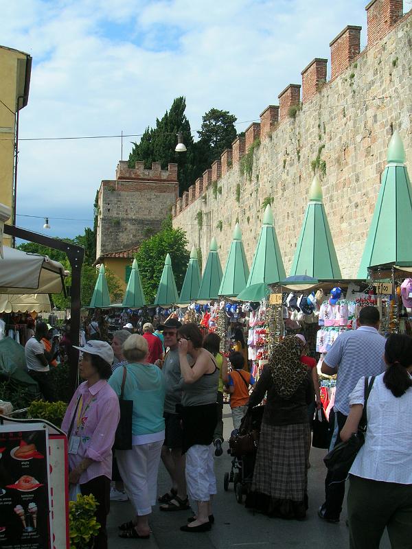 DSCN1880.JPG - markets outside along the old wall